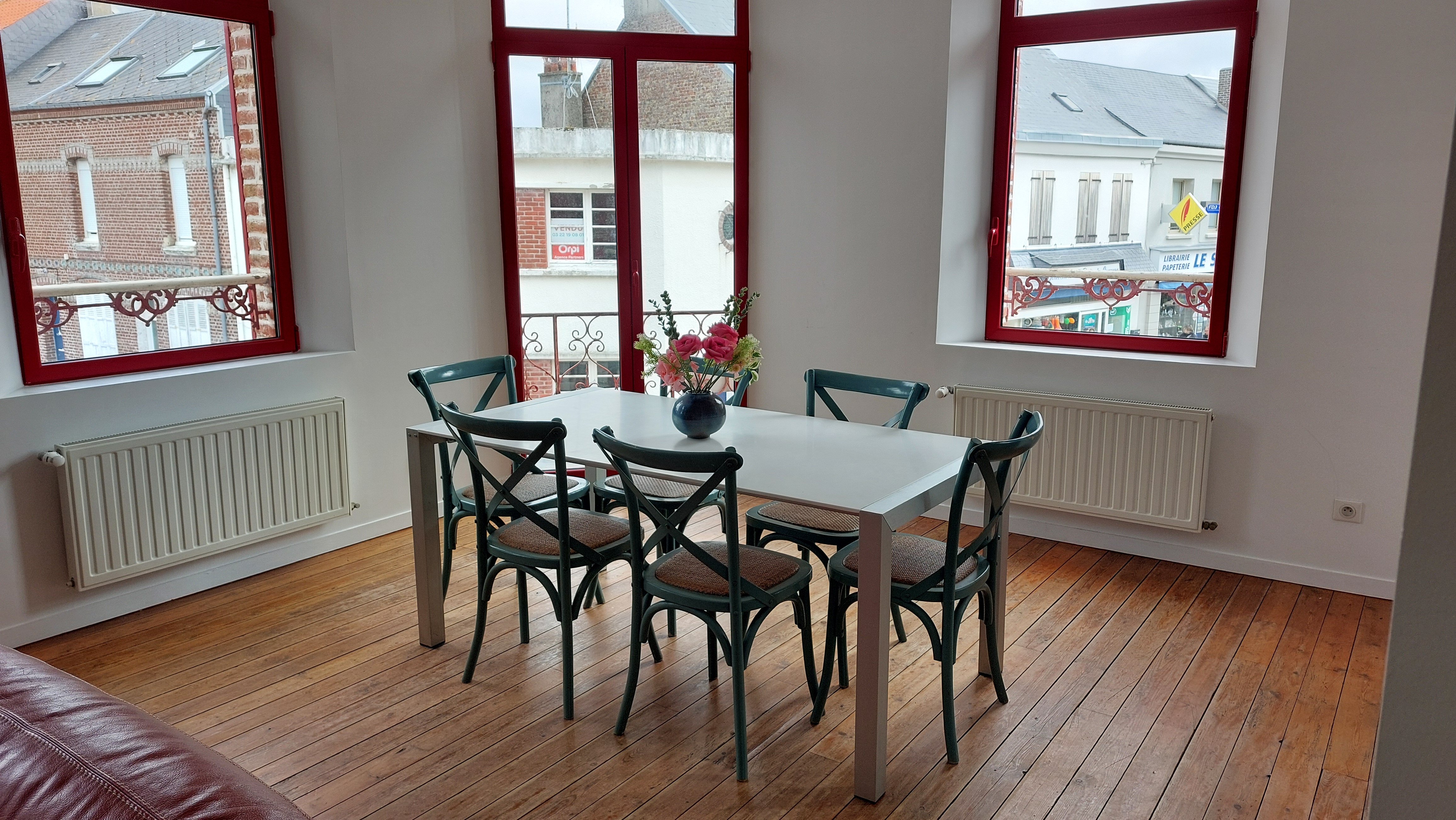 Salle à manger lumineuse du gîte Salicorne, appartement pour 7 personnes